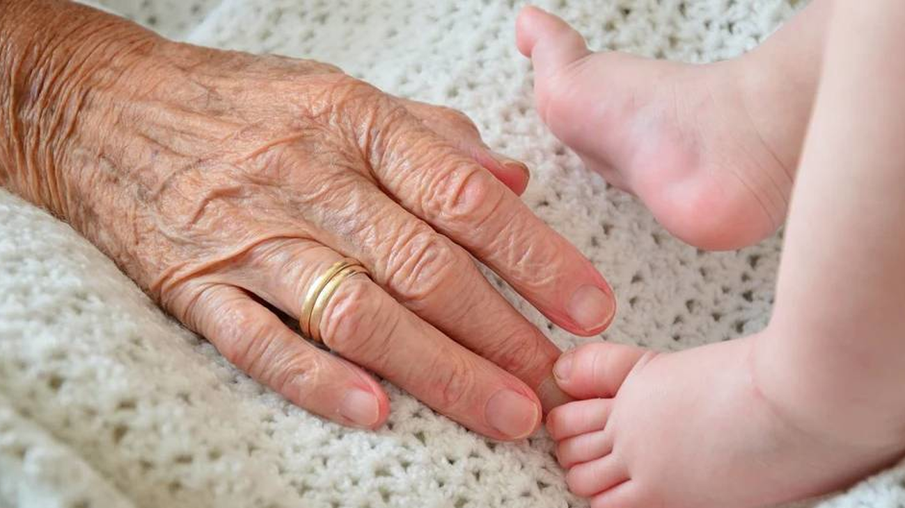 ¿Deberían cobrar los abuelos por cuidar a sus nietos?