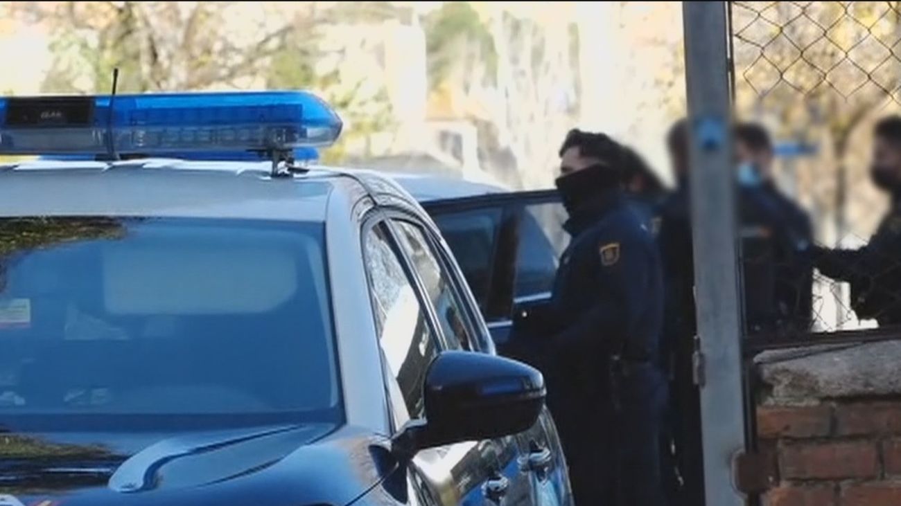 Roban una pistola a un agente y se dan a la fuga en Villaverde