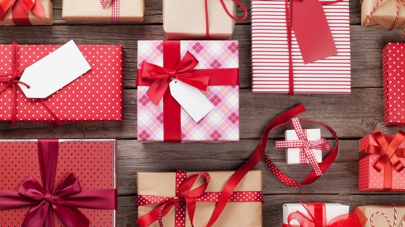 Regalos a los mayores de Hoyo de Manzanares por su actitud ante la pandemia