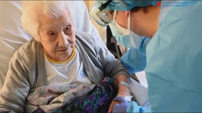 Elena, de 104 años, todo un símbolo en Madrid contra el coronavirus