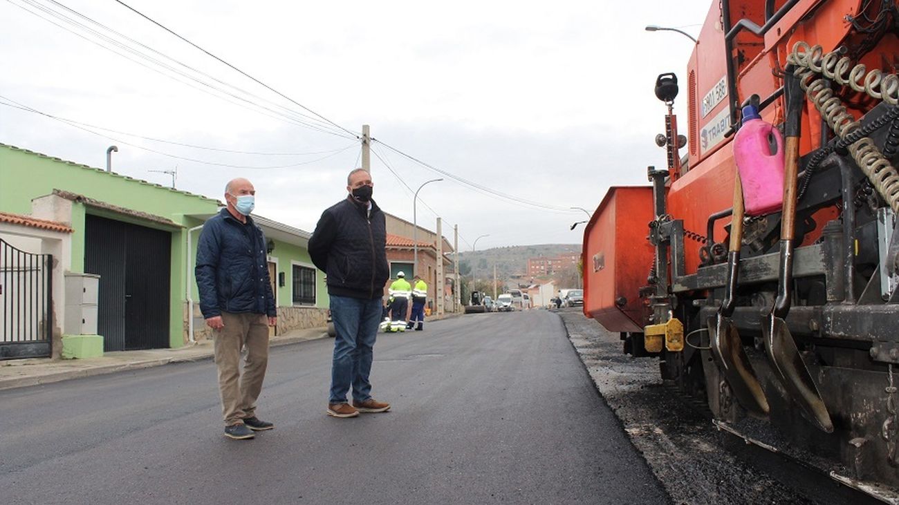 Visita del equipo municipal morateño a los trabajos de asfaltado