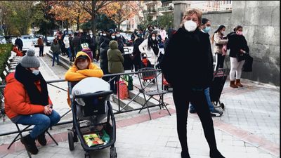 María, exmodelo y expresentadora de televisión, en las colas del hambre: “Nos puede pasar a todos”