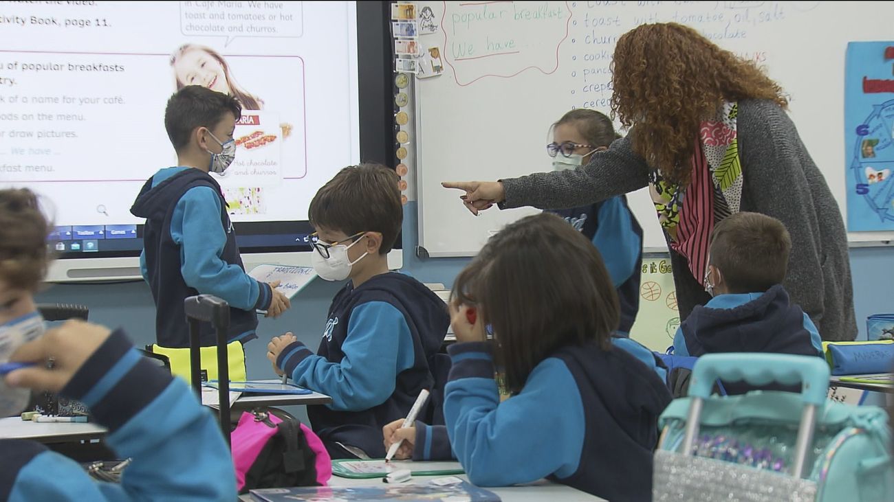 La contratación de profesores vuelve a enfrentar a la oposición y al Gobierno de Madrid