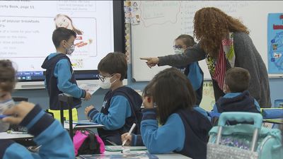 La contratación de profesores vuelve a enfrentar a la oposición y al Gobierno de Madrid