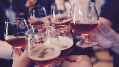 ¿Por qué beber alcohol para mantenerse caliente es una idea peligrosa?