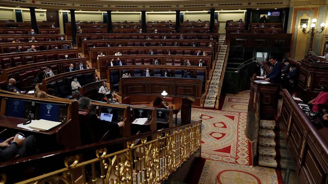 Sánchez reprocha a Casado su agenda "lunática" y este le insta a bajar del Falcon y pedir perdón