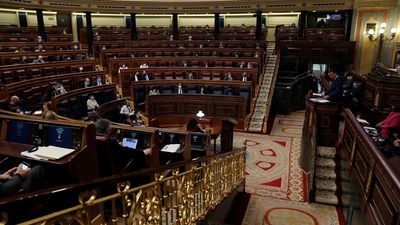 Sánchez reprocha a Casado su agenda "lunática" y este le insta a bajar del Falcon y pedir perdón