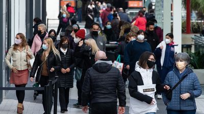 Las reuniones de Navidad en Madrid pasan de 10 a 6 personas, con solo dos grupos de convivencia