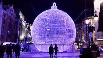 El Ayuntamiento descarta la propuesta socialista de apagar las luces navideñas y apuesta por la iluminación