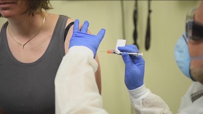 La vacunación empezará en 10 días con la curva de contagios al alza