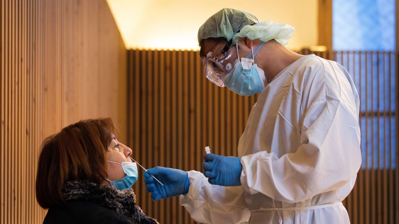 Una mujer se hace un test de antígenos para saber si tiene el coronavirus