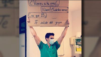 Un médico de Madrid triunfa en redes con sus mensajes para concienciar contra la covid en Navidad