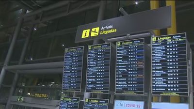Reencuentros navideños con pocos abrazos en Barajas, que nota el descenso de viajeros