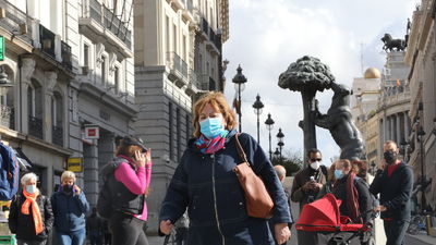La Policía Municipal de Madrid reparte pulseras para que los niños no se pierdan en el centro