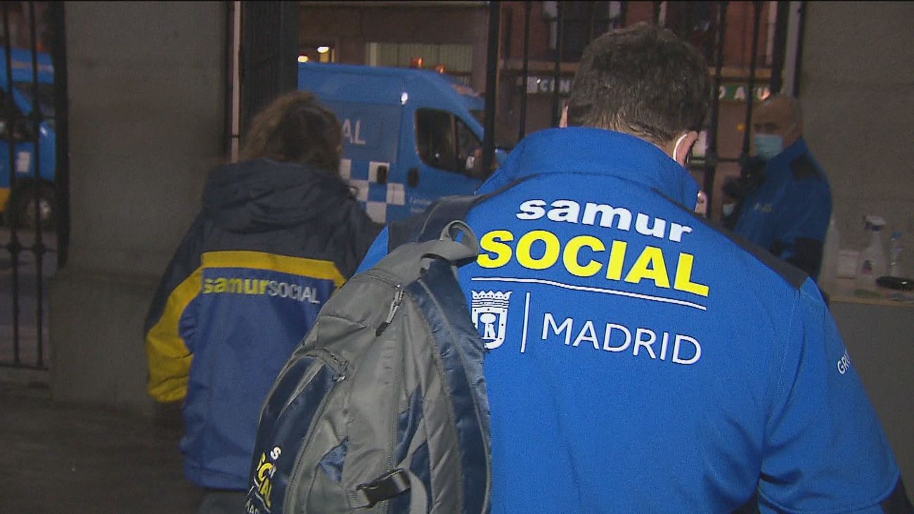 Así trabaja el Samur Social para atender a las más de 2.700 personas sin hogar de la capital