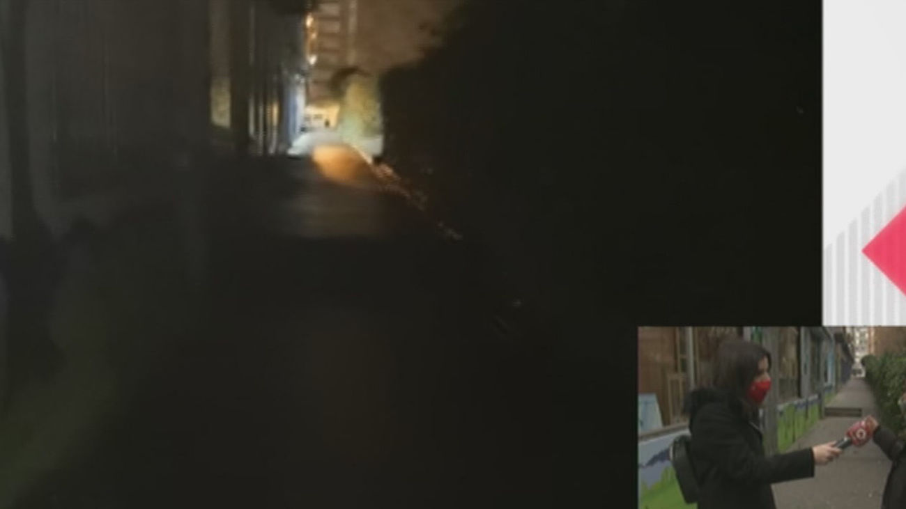 Vecinos de Leganés piden que se ponga luz en un callejón oscuro de acceso a sus viviendas