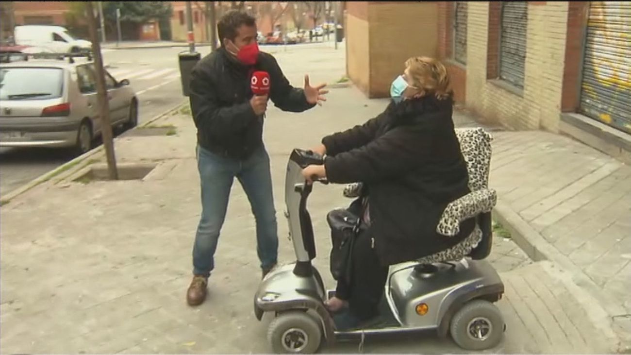 Una vecina de Vallecas en silla de ruedas lleva 4 años pidiendo a sus vecinos que pongan una rampa de acceso