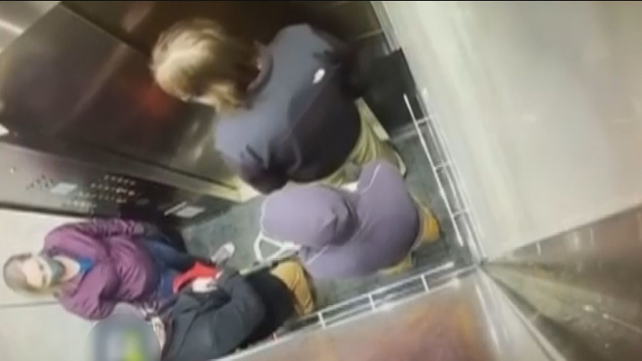 El vídeo viral de la reacción de un anciano tras toserle un joven en el ascensor