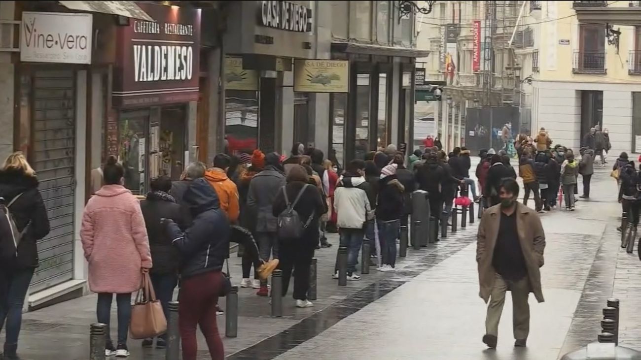 Esperas de más de dos horas para comprar un décimo de lotería a las puertas de Doña Manolita