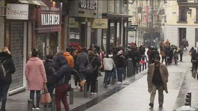 Esperas de más de dos horas para comprar un décimo de lotería a las puertas de Doña Manolita
