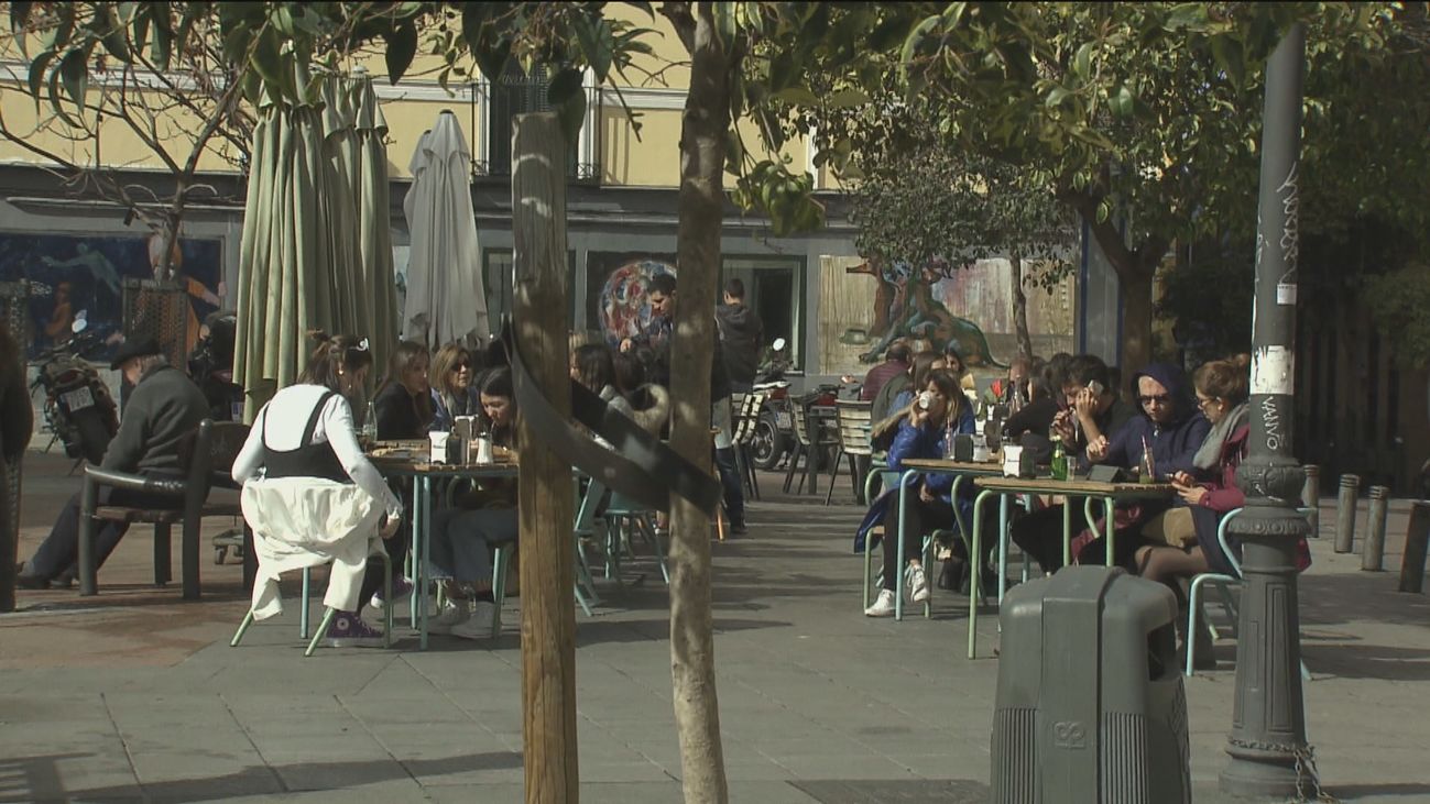 Los hosteleros de Malasaña ganan más espacio para terrazas en la calzada