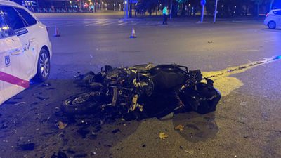 Herido grave un motorista tras colisionar con un taxi en La Castellana