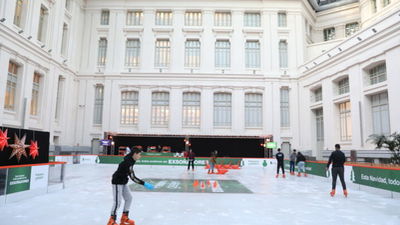La Galería de Cristal de Cibeles vuelve a ser una pista de hielo con aforo reducido este lunes