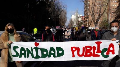 Vecinos y trabajadores se manifiestan por mejoras en el hospital Gómez Ulla