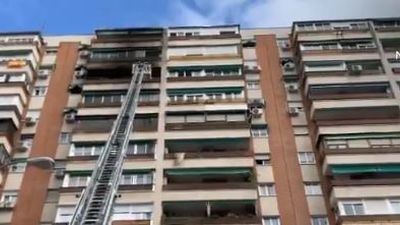 Cuatro intoxicados leves durante un incendio en un edificio de doce  plantas en la calle Santiago de Compostela