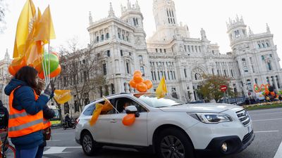 Cientos de madrileños recorren en coche el centro de Madrid en protesta  contra la ley Celaá