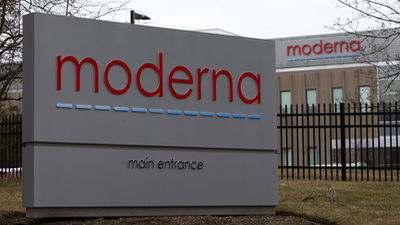 Los primeros camiones con la vacuna de Moderna salen hacia hospitales de EEUU