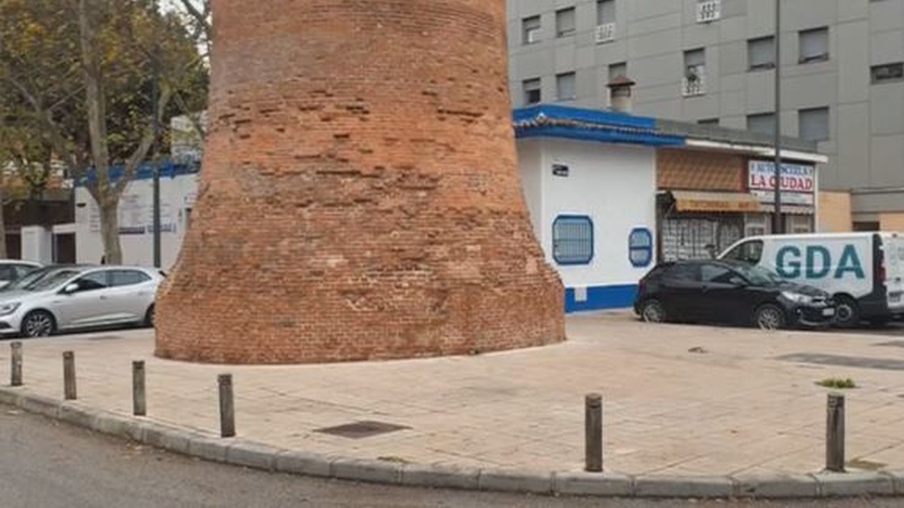 Preocupación vecinal por el estado en que se encuentra la chimenea 'La Piqueta' del barrio de San Fermín