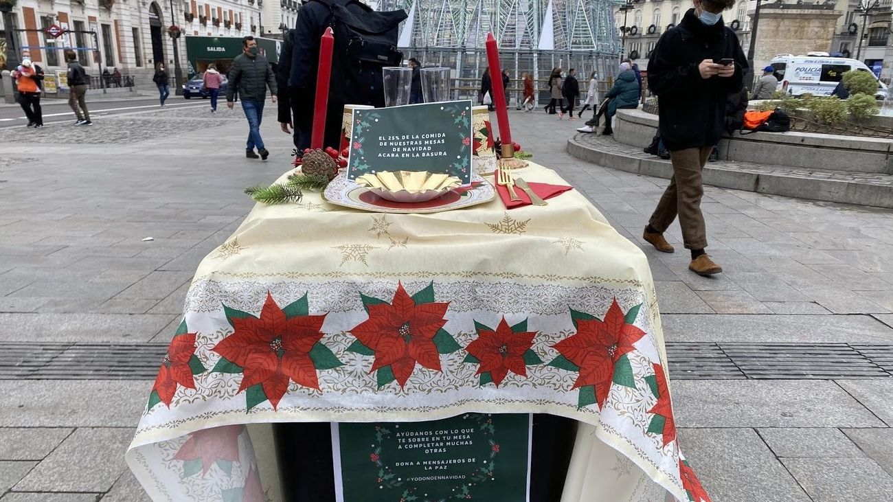 Cubos de basura convertidos en mesas de Navidad en Sol