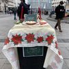 Cubos de basura convertidos en mesas de Navidad en el centro de Madrid para animar a donar comida