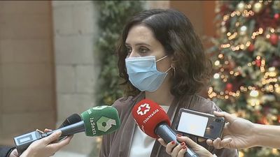 Ayuso pide al Gobierno que suspenda los vuelos entre Reino Unido y Madrid