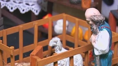 Un matrimonio de artesanos reinventa su taller de belenes