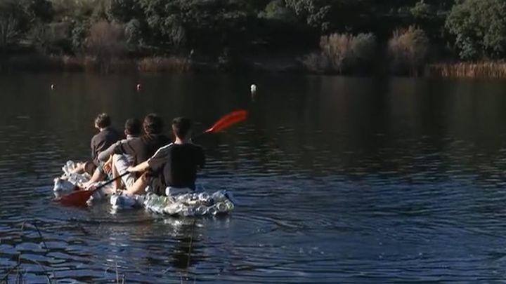 Estos jóvenes inventores han creado un kayak con 500 botellas de plástico