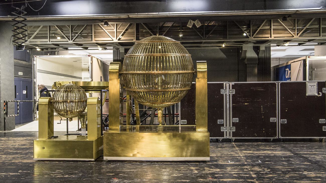 Todo preparado en el Teatro Real para celebrar el sorteo de la Lotería de Navidad