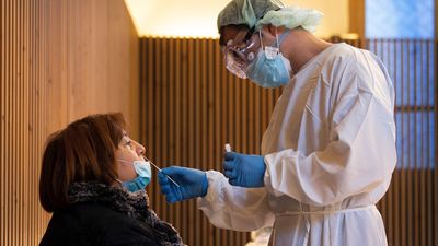 La Comunidad de Madrid notifica 2.896 casos nuevos y 15 fallecidos más