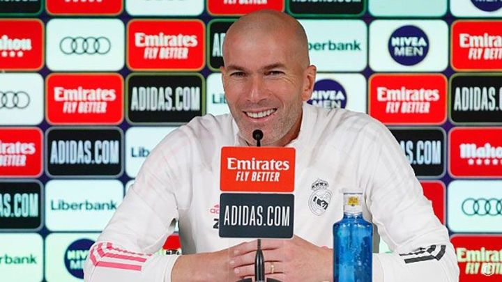 Zidane afirma que "molesta" que se cuestionen los arbitrajes al Real Madrid