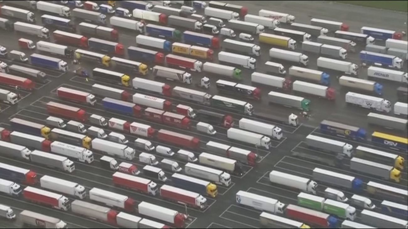 Los camioneros españoles bloqueados en Reino Unido temen pasar la Navidad en carretera