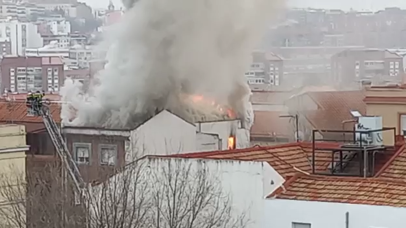 Sin heridos en el virulento incendio en el ático de un bloque de viviendas en el paseo de Extremadura
