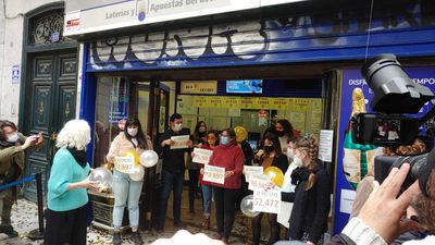 Explosión de alegría en Doña Manolita al conocer que había dado el Gordo de la Navidad