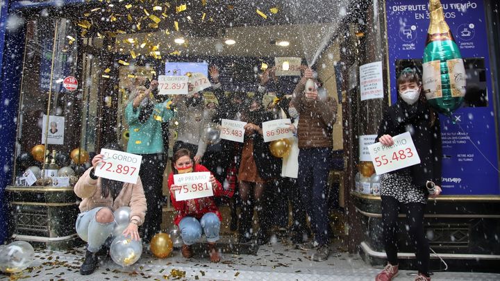 Fiesta el Doña Manolita tras dar el Gordo de la Lotería de Navidad 2020 / EFE