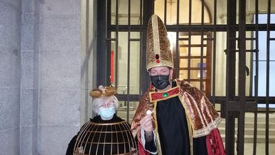 Un sorteo sin público pero con gente disfrazada a las puertas del Teatro Real