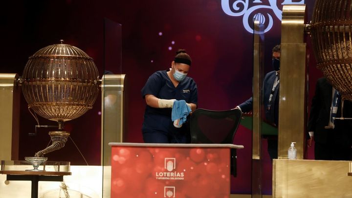 Limpieza antiCovid en el sorteo de la Lotería de Navidad / EFE