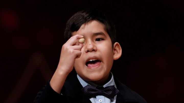 Samuel Dávalos Durán canta el 19.371, agraciado con un quinto premio / EFE