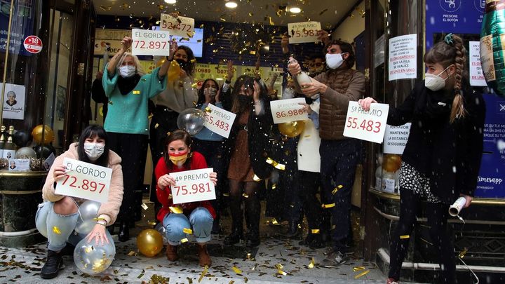 Fiesta en Doña Manolita tras repartir varios premios de la Lotería de Navidad / EFE
