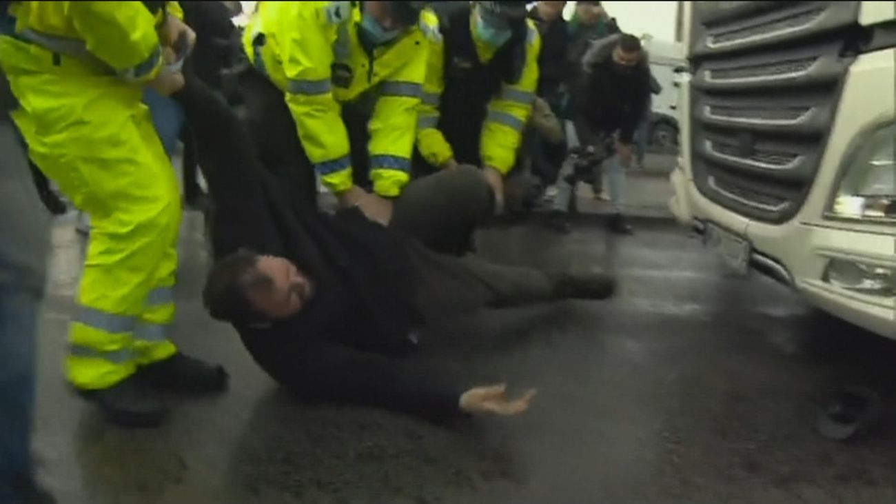 Forcejeos y  tensión en el puerto de Dover a la espera de una prueba Covid