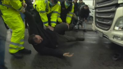 Forcejeos y  tensión en el puerto de Dover a la espera de una prueba Covid